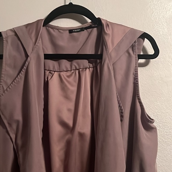 Poetry Vest lightweight brown. Front pockets and hoddie mocha mousse - Picture 6 of 7